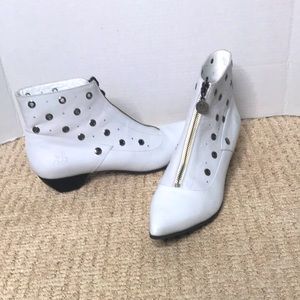 John Fluevog Susie white ankle boot.size 10.5